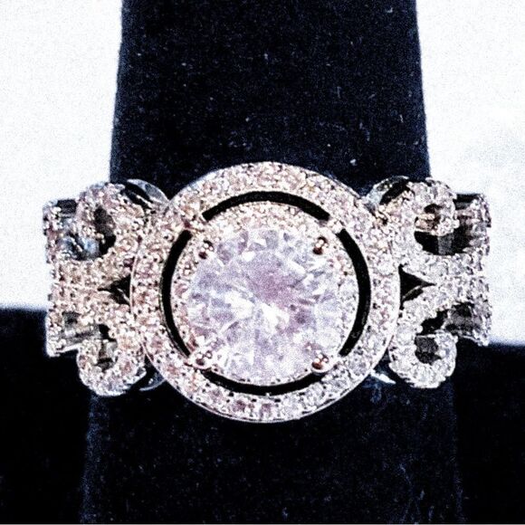 Gorgeous Wedding Ring - Picture 2 of 7